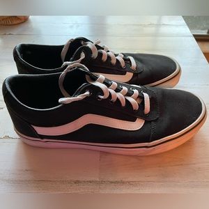 Vans Women’s Ward Sneaker - size 9 - black